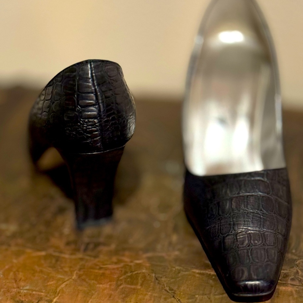 Black 3 inch dress shoe.